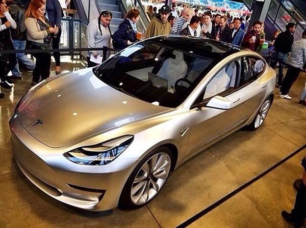 Tesla Model 3 has changed his steering wheel interior like a spaceship? 