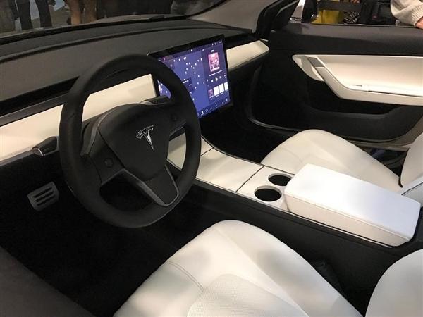 Tesla Model 3 has changed his steering wheel interior like a spaceship? 